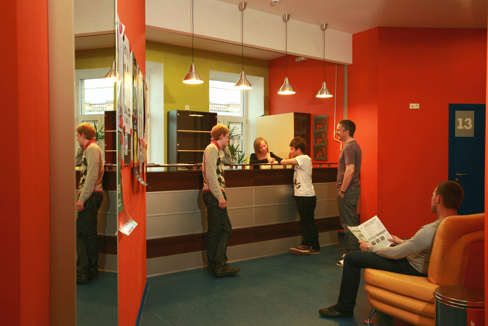 Ресепшн хостела. Администратор в хостел. Ресепшн хостела. Хостел персонал отель. Работники хостела.